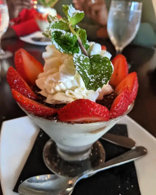 strawberry cream dessert